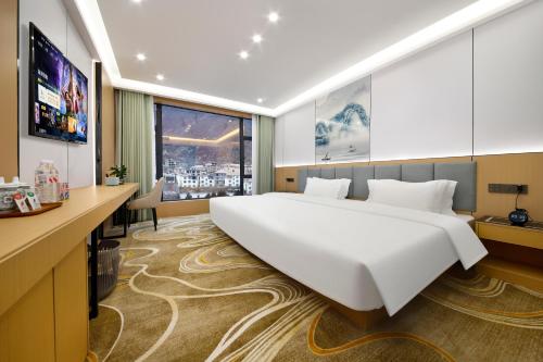 a large white bed in a hotel room at 四川思睿博酒店 in Heishui