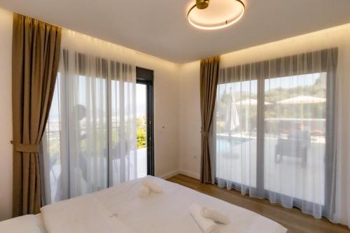a bedroom with two beds and a large window at Alta Vista House in Bar