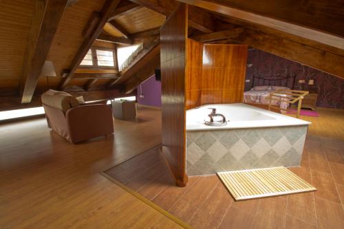 Apartamentos Rurales Caxila في Setienes: حمام مع حوض في وسط الغرفة