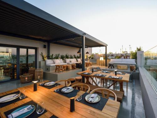 ONOMA Hotel — Property building