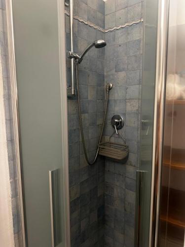 a shower with a hose in a bathroom at Casetta di Pucci in Capitone