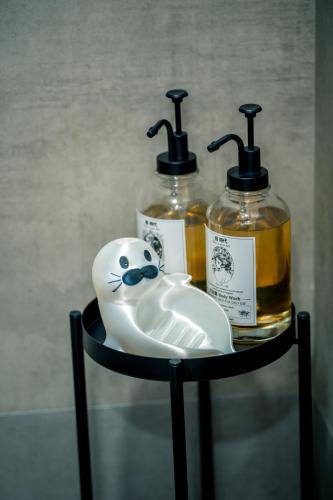 a shelf with two bottles of soap and a snowman holder at 宿時代民宿 24H 自助入住 入住前需完成線上報到 Hometime Self Check-in in Dayuan