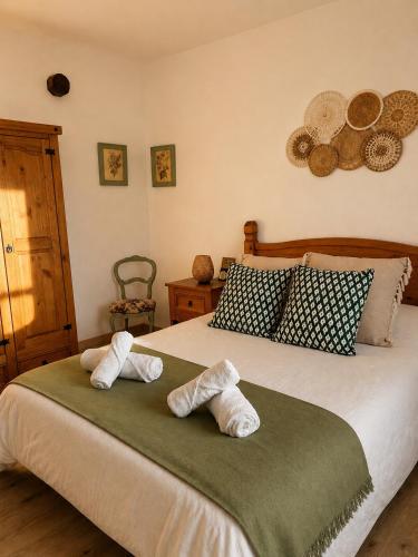 a bedroom with a bed with two towels on it at La Cantera in Corbera
