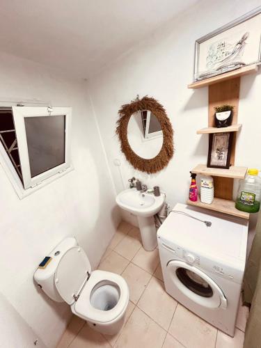 a bathroom with a toilet and a sink at Charmant duplex proche mer à Carthage in Carthage