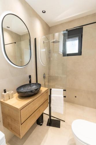 a bathroom with a sink and a mirror at Alta Vista House in Bar