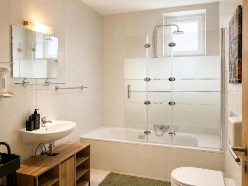 a bathroom with a tub and a sink and a toilet at Pension Stadt Mannheim in Mannheim