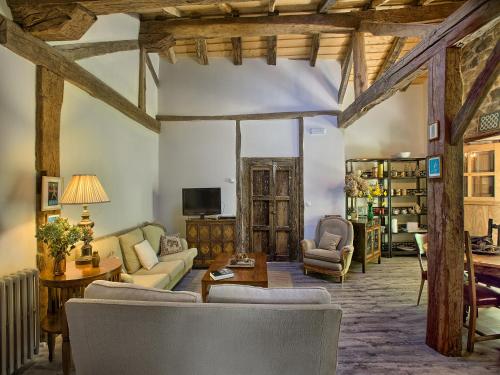 a living room with couches and a tv at La Curva De María in Terán