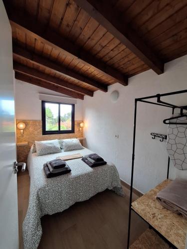a bedroom with a bed with two towels on it at La Campestre in La Guancha