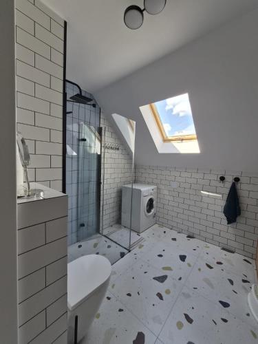 a bathroom with a toilet and a sink and a window at Rodzinny dom w Rożnowie Duży Ogród i Zabawki in Rożnów