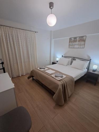 a bedroom with a large white bed in a room at Little Citrus Yard in Karlovasi