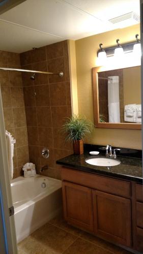 Un baño de Highlands Resort at Verde Ridge