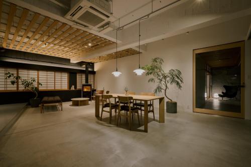 a dining room with a table and chairs at 穴吹邸 / ANABUKI-TEI in Takamatsu