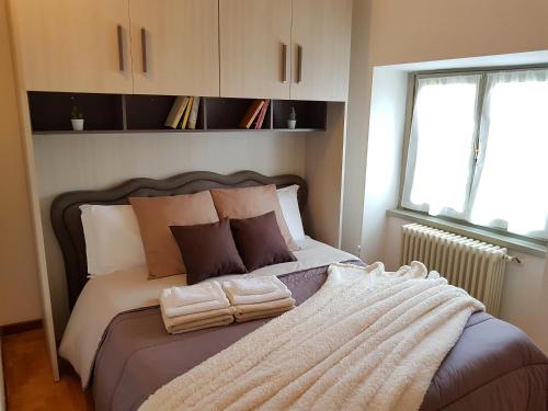 貝加莫的住宿－La Casetta Apartment，一间卧室配有一张床,上面有两条毛巾