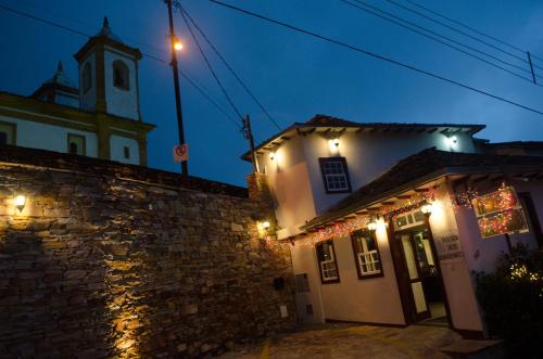 a building with christmas lights in front of a church at Pousada dos Bandeirantes in Ouro Preto