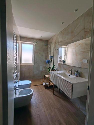 a large bathroom with two sinks and a tub at Villa Baia dei Gruccioni in Trani