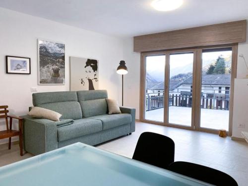 ein Wohnzimmer mit Sofa und Billardtisch in der Unterkunft Panorama 3B - AffittiPontediLegno in Temù
