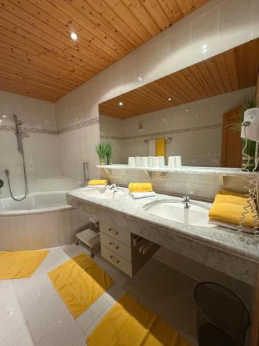 a bathroom with a large sink and a tub at Frühstückspension-Appartementhaus Wasserer in Bad Kleinkirchheim