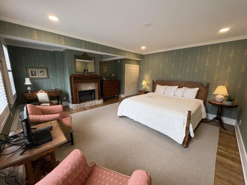 เตียงในห้องที่ Maplewood Hotel