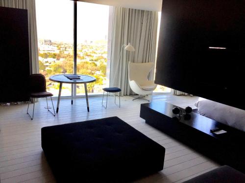 Χώρος καθιστικού στο Habita Monterrey, a Member of Design Hotels