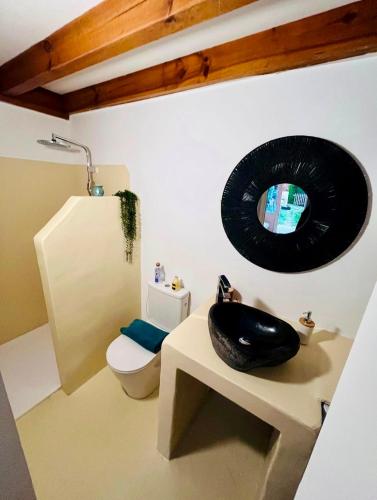 a bathroom with a black record on the wall at La Parenthèse Landaise Duplex rénové avec jardin & piscine in Saint-Julien-en-Born
