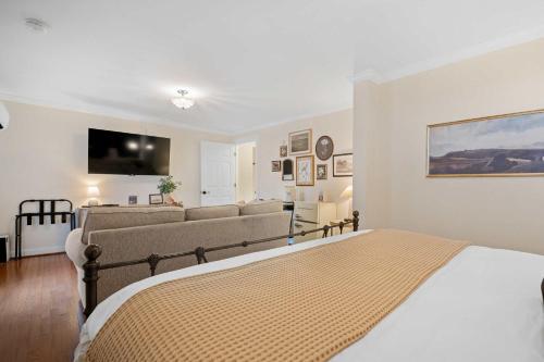 a bedroom with a bed and a couch at Historic Riverview Inn Suite Nine in Chattanooga
