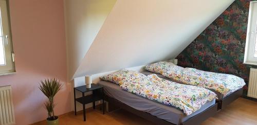 two beds in a room with a wall at Fewo Mandelsloh in Neustadt am Rübenberge