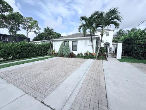 Quiet retreat near Coconut Grove free parking photo 7