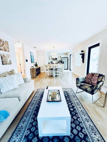 Quiet retreat near Coconut Grove free parking photo 11