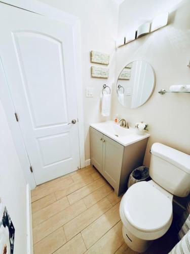 Quiet retreat near Coconut Grove free parking photo 17