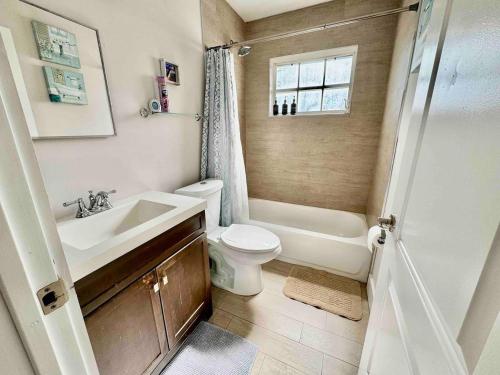 Quiet retreat near Coconut Grove free parking photo 19