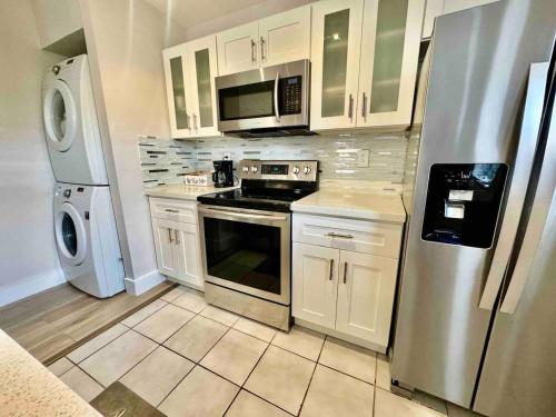 Quiet retreat near Coconut Grove free parking photo 22