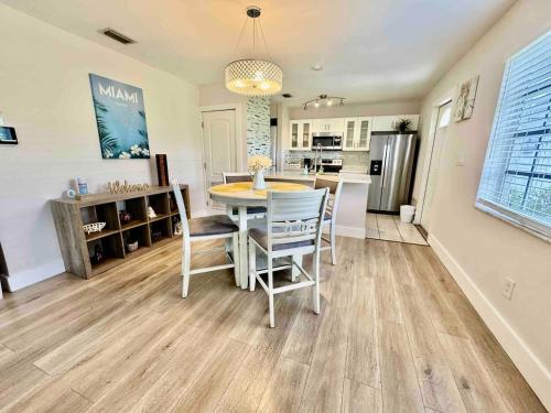 Quiet retreat near Coconut Grove free parking photo 12