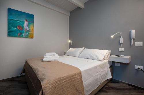 a bedroom with a bed and a painting on the wall at AL 54 Accommodation - Premium in San Benedetto del Tronto