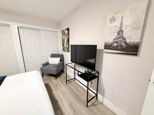 Quiet retreat near Coconut Grove free parking photo 6