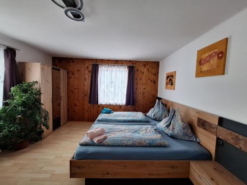 a bedroom with two beds and a window at Boabauer in Tamsweg