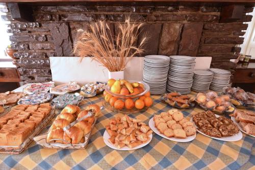 een tafel met veel verschillende soorten brood en gebak bij Hotel Amancay in Mar de Ajó
