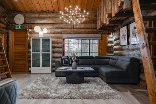 a living room with a couch and a table at Villa RukanKelo in Ruka