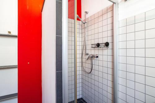 a bathroom with a shower with red and white tiles at Loftwohnung 140 qm mit Parkplatz, Wlan, 2 Schlafzimmer, Terrasse , Wäscheservice in Groß-Umstadt