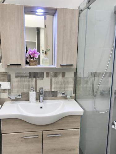 a bathroom with a sink and a shower at Bamboo beach in Ts'ikhisdziri