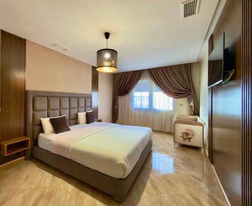 a bedroom with a large bed and a window at Palace rif zicht in Nador