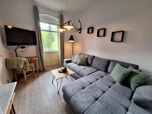 Uma área de estar em Ferienwohnung Ausblick mit Balkon im Ski- und Wandergebiet