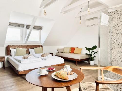 a living room with a bed and a coffee table at Vita Serena in Gyenesdiás