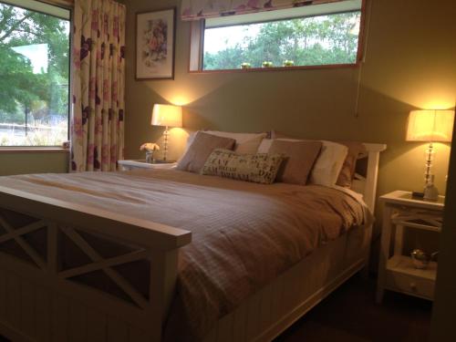 Un pat sau paturi într-o cameră la Newlands Bed and Breakfast