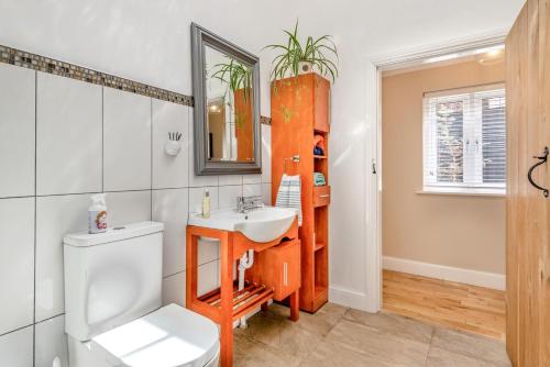 a bathroom with a sink and a toilet and a mirror at 2 Bed in Laxton oc-p44858 in Laxton
