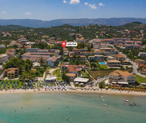 Luftaufnahme eines Strandes in einem Ferienort in der Unterkunft Jolly Pad Deluxe Studio - 5 min walk to Tsilivi Beach in Planos