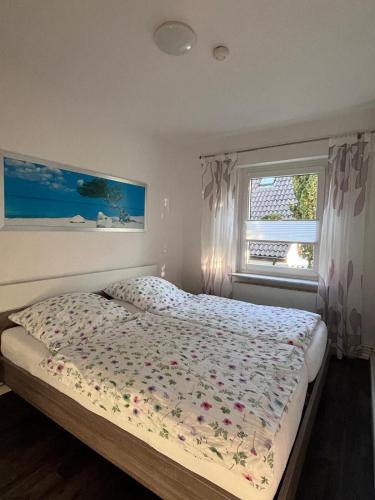 a bedroom with a bed with flowers on it at Sommer Gästehaus in Bremerhaven