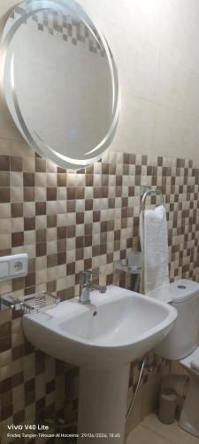 a bathroom with a sink and a mirror at Appartement à louer wadie in Fnidek