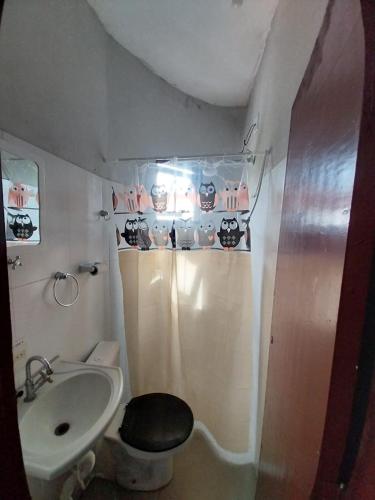a small bathroom with a sink and a toilet at Quarto superior Privativo in Itupeva