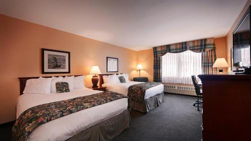 um quarto de hotel com duas camas e uma janela em The Landing Hotel em Ketchikan