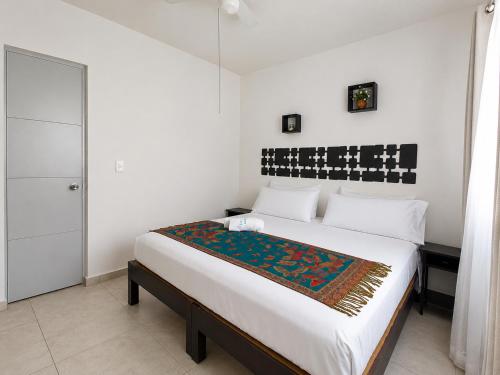 a bedroom with a large bed in a room at CasaMEXH Veredas - Tu refugio familiar entre la selva, cenotes y la playa, vive tus vacaciones lejos del turismo masivo, a 10 Min de la ruta de los cenotes y el arrecife más cercano de la Riviera Maya - A 20 min de Cancún y Playa del Carmen in Puerto Morelos